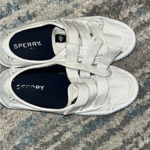 Woman’s sperrys size 6